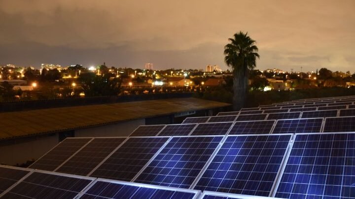cientificos-crean-paneles-solares-nocturnos-que-generan-energia-en-la-oscuridad