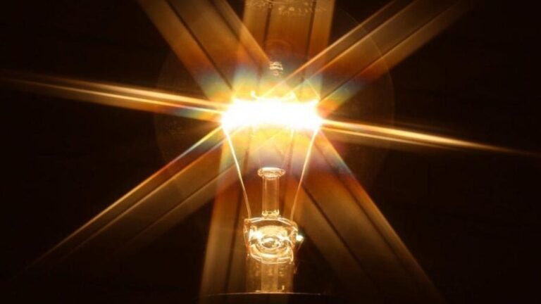 fisicos-logran-convertir-luz-en-materia-en-un-experimento-historico