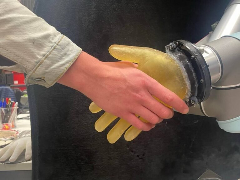 ingenieros-crean-una-piel-artificial-para-robots-con-sentido-del-tacto