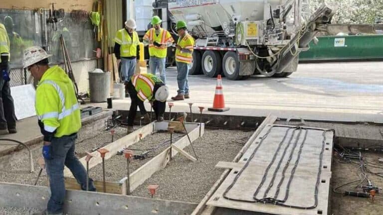 ingenieros-desarrollan-carreteras-que-cargan-vehiculos-electricos-en-movimiento