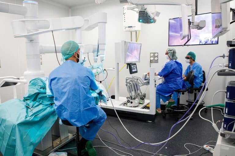 el-robot-cirujano-que-realiza-operaciones-con-precision-submilimetrica