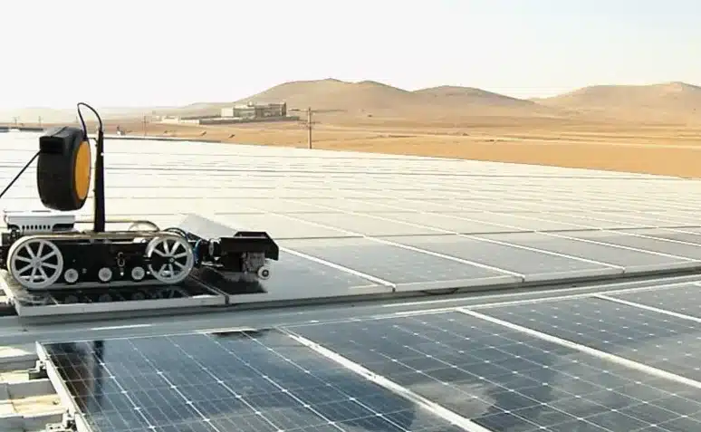 el-robot-que-limpia-paneles-solares-en-el-desierto-de-forma-autonoma