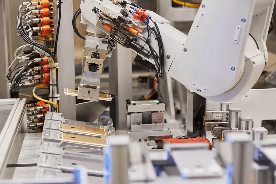 el-robot-que-puede-desmontar-y-reciclar-iphones